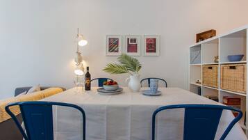 Apartamento, 1 quarto | Área de estar | TV de tela plana
