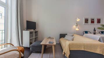 Apartamento, 1 quarto | Sala de estar | TV de tela plana