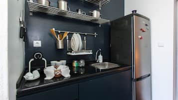 Refrigerador con freezer, microondas, placa de cocina, cafetera expreso