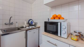 Apartamento, 1 quarto | Cozinha privada | Geladeira grande, micro-ondas, cooktop, máquina de café expresso