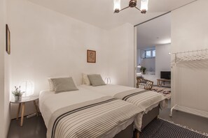 2 habitaciones, tabla de planchar con plancha, cunas y wifi gratis