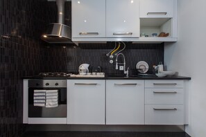 Appartement, 2 slaapkamers | Privékeuken | Een koelkast/vriezer, een oven, een kookplaat, een vaatwasser