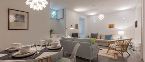 Departamento, 2 habitaciones | Área de sala de estar | Televisión de pantalla plana