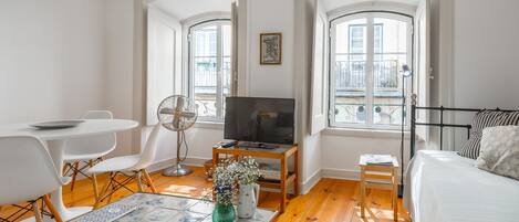 Apartament, 2 dormitoris | Sala d'estar | Televisor de pantalla plana