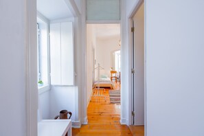 Departamento, 2 habitaciones | Área de sala de estar | Televisión de pantalla plana