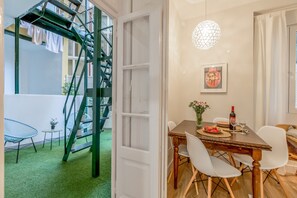 Διαμέρισμα, 3 Υπνοδωμάτια | Περιοχή καθιστικού | Τηλεόραση με επίπεδη οθόνη