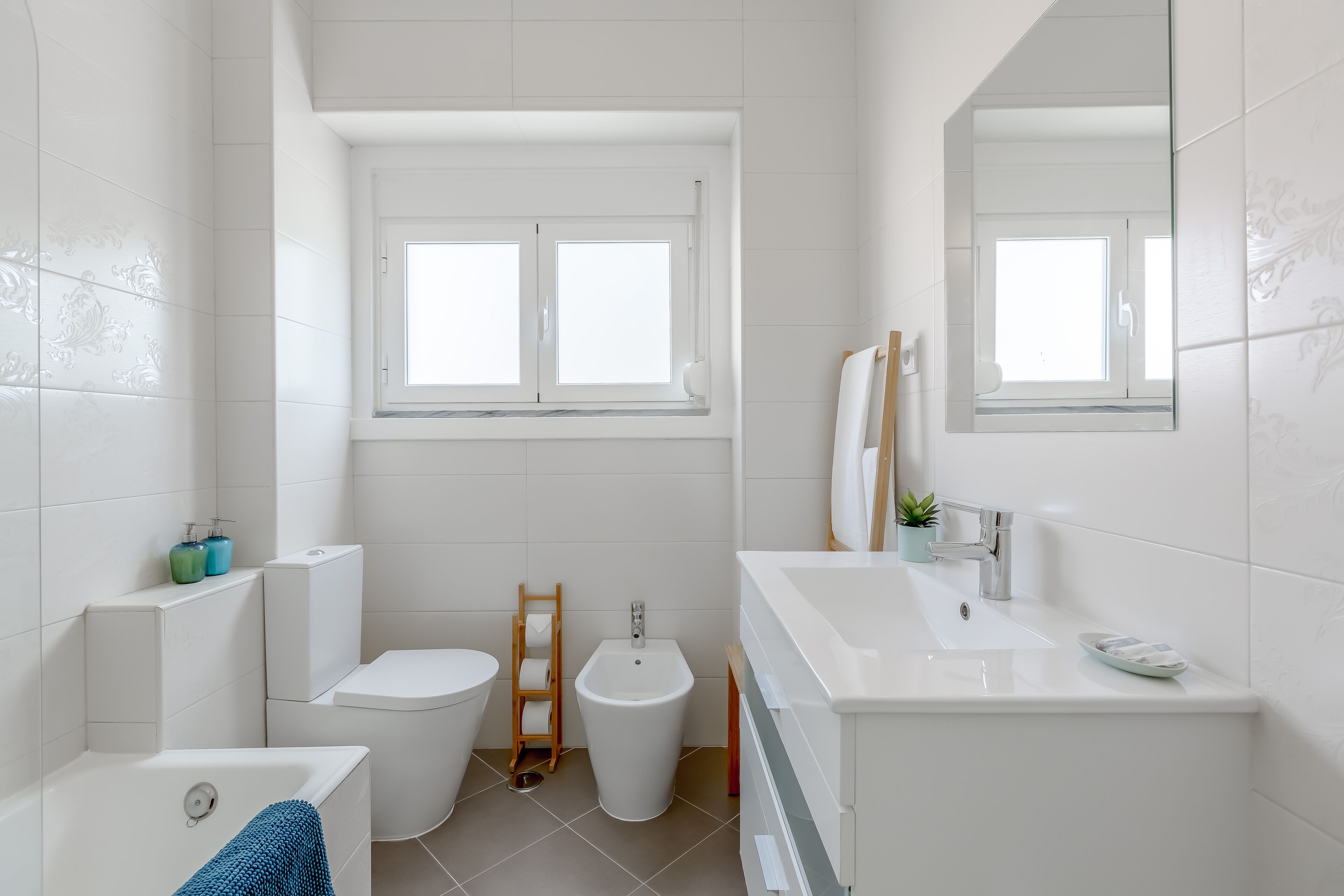 Sunny, Bright and Quiet Apartment, By TimeCooler