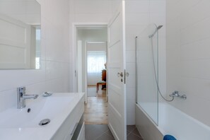 Appartamento, 2 camere da letto | Bagno | Vasca, asciugacapelli, bidet, asciugamani