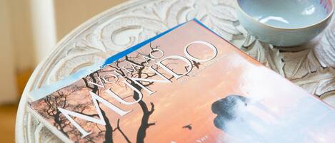 Um livro intitulado 'Quien' sobre uma mesa com uma tigela decorativa.