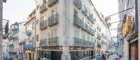 Calle con edificios, incluyendo un pub llamado 'Irish Pub'.