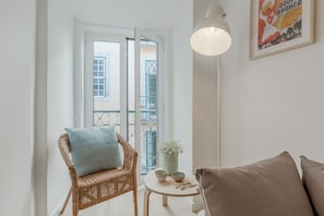 Apartamento, 2 quartos | Área de estar | TV de tela plana