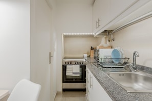 Apartamento, 2 quartos | Cozinha privada | Geladeira grande, micro-ondas, cooktop, máquina de café expresso