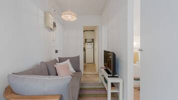 Apartamento, 2 habitaciones | Sala de estar | Una televisión de pantalla plana