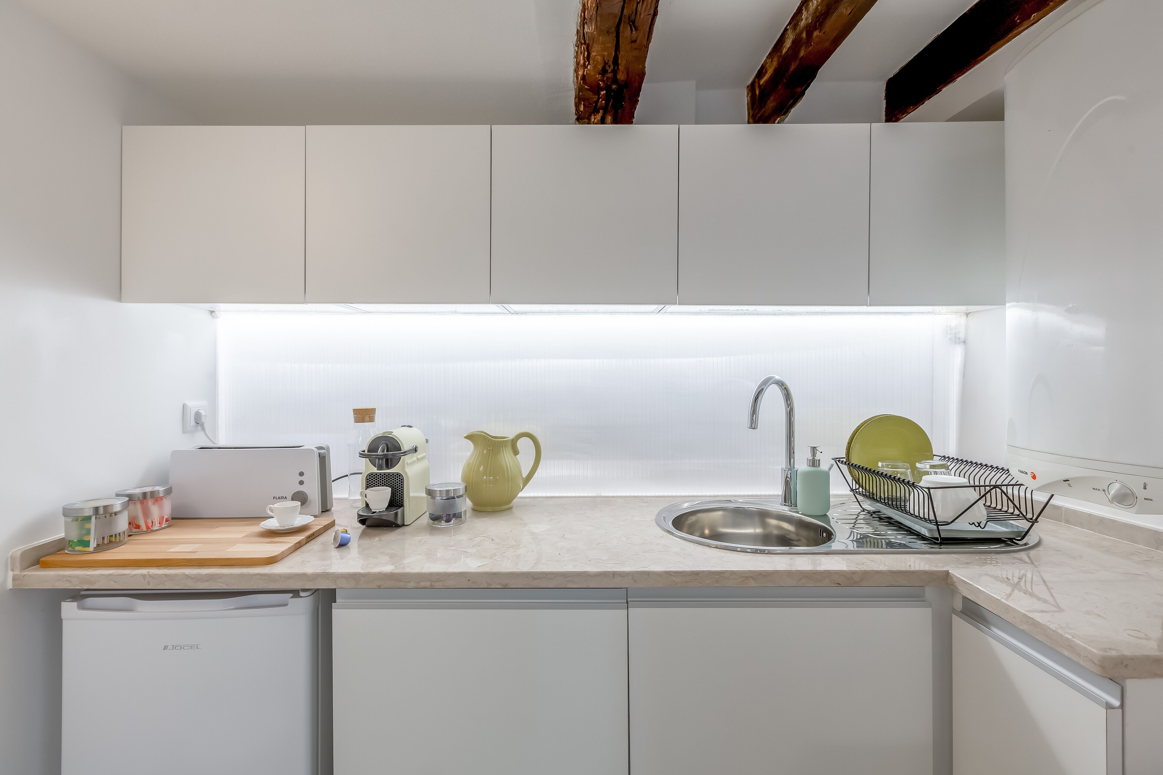 Appartement, 1 slaapkamer | Privékeuken | Een koelkast/vriezer, een magnetron, een oven, een kookplaat
