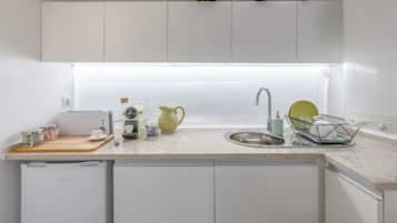 Appartement, 1 slaapkamer | Privékeuken | Een koelkast/vriezer, een magnetron, een oven, een kookplaat