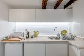 Apartamento, 1 habitación | Cocina privada | Frigorífico grande, microondas, horno y placa de cocina