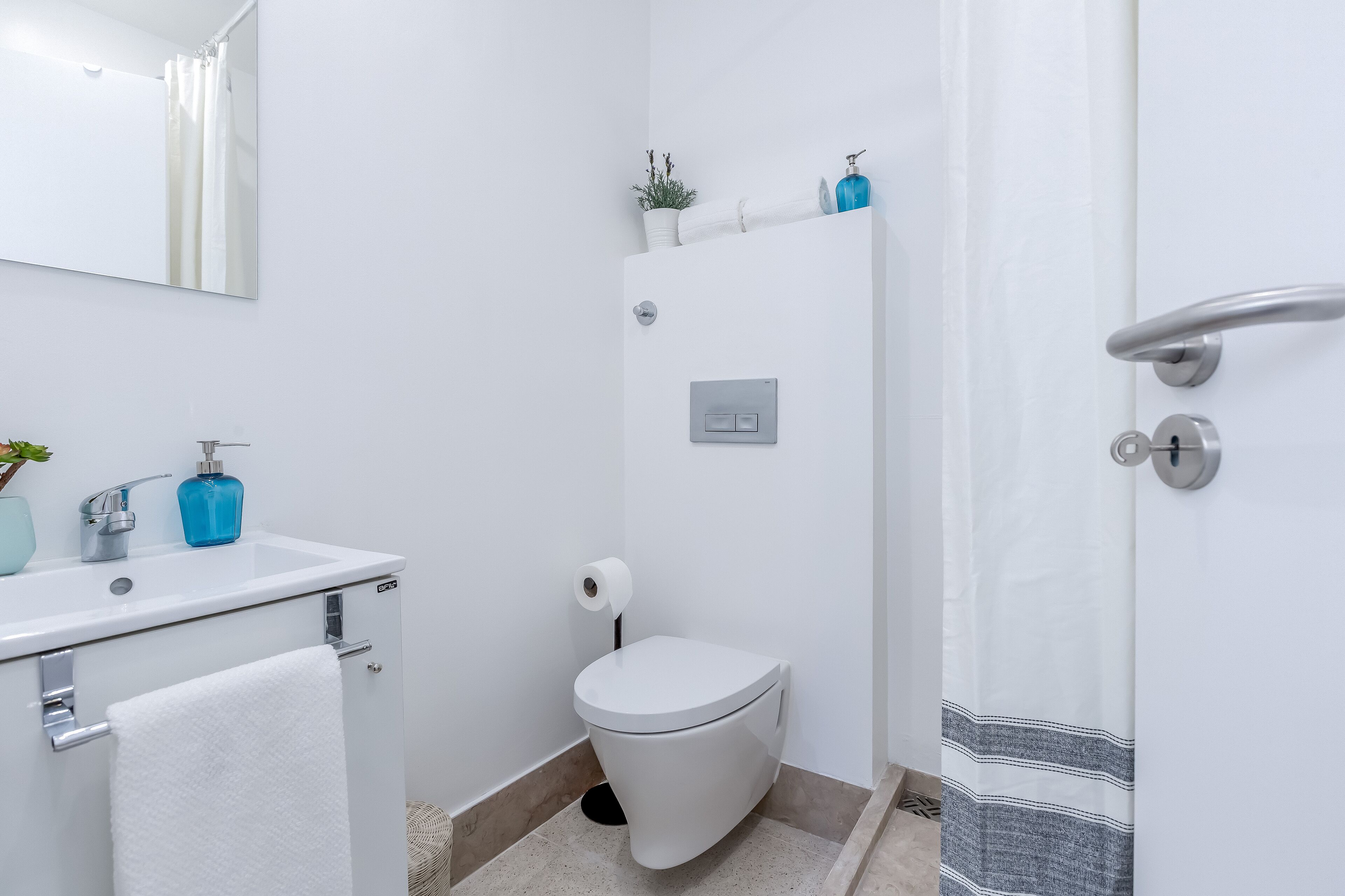 Apartamento, 1 quarto | Banheiro | Chuveiro, secador de cabelo, toalhas de banho, sabonete