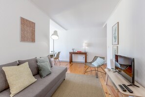 Departamento, 3 habitaciones | Área de sala de estar | Televisión de pantalla plana