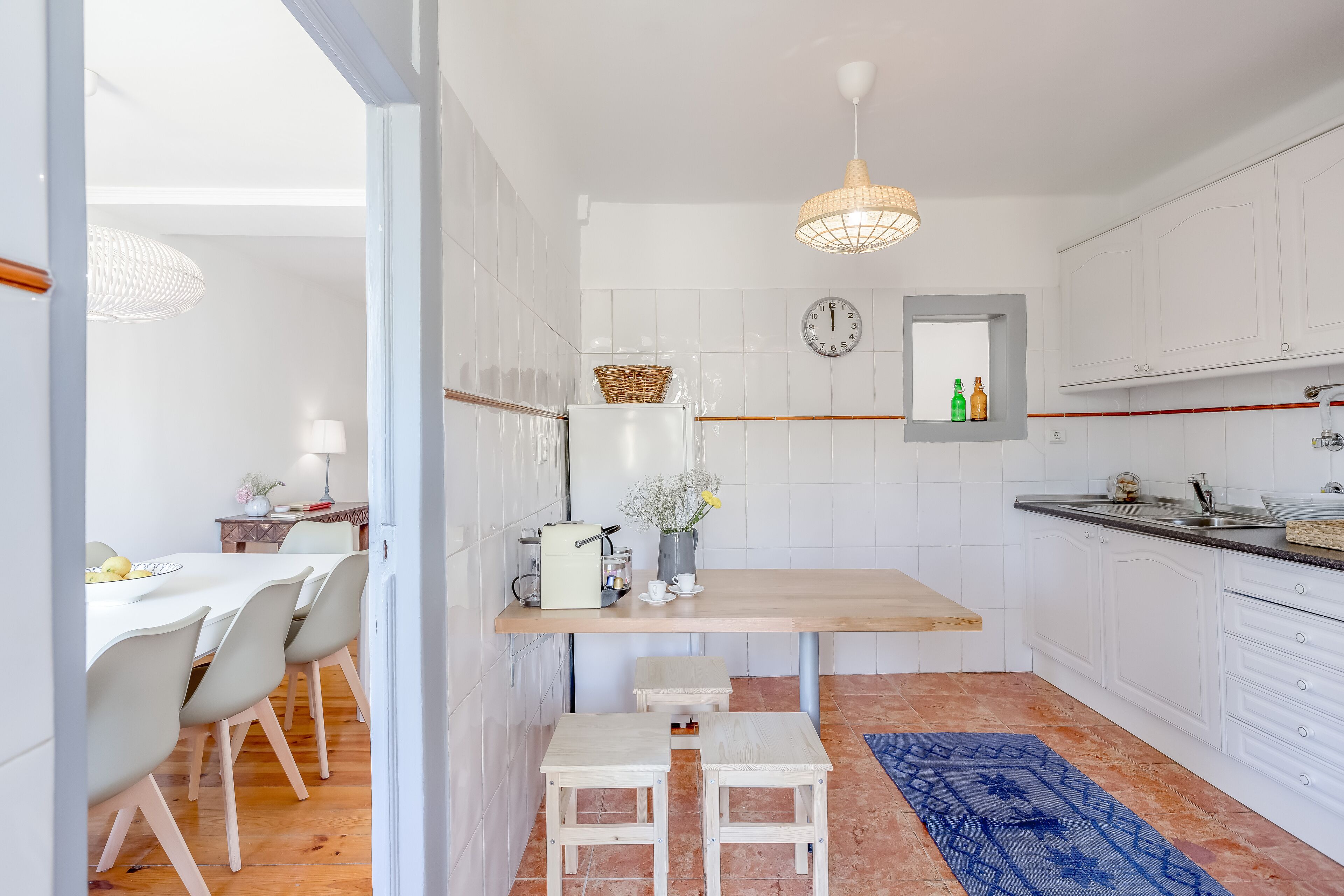 Apartamento, 3 quartos | Cozinha privada | Geladeira grande, micro-ondas, fogão, cooktop