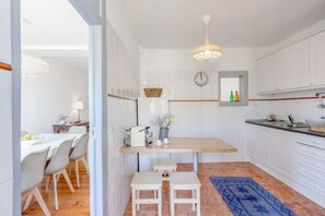 Departamento, 3 habitaciones | Cocina privada | Refrigerador con congelador, microondas, horno y parrilla de estufa 