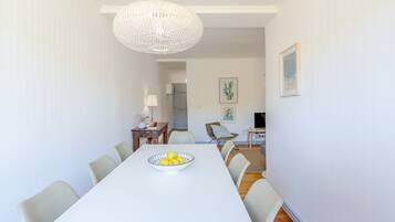 Apartamento, 3 quartos | Área de estar | TV de tela plana