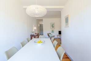 Departamento, 3 habitaciones | Área de sala de estar | Televisión de pantalla plana 