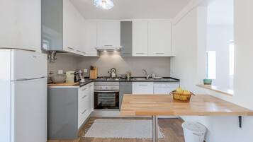 Refrigerador con freezer, horno, placa de cocina, lavavajillas