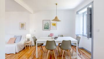 Apartamento, 3 quartos | Área de estar | TV de tela plana