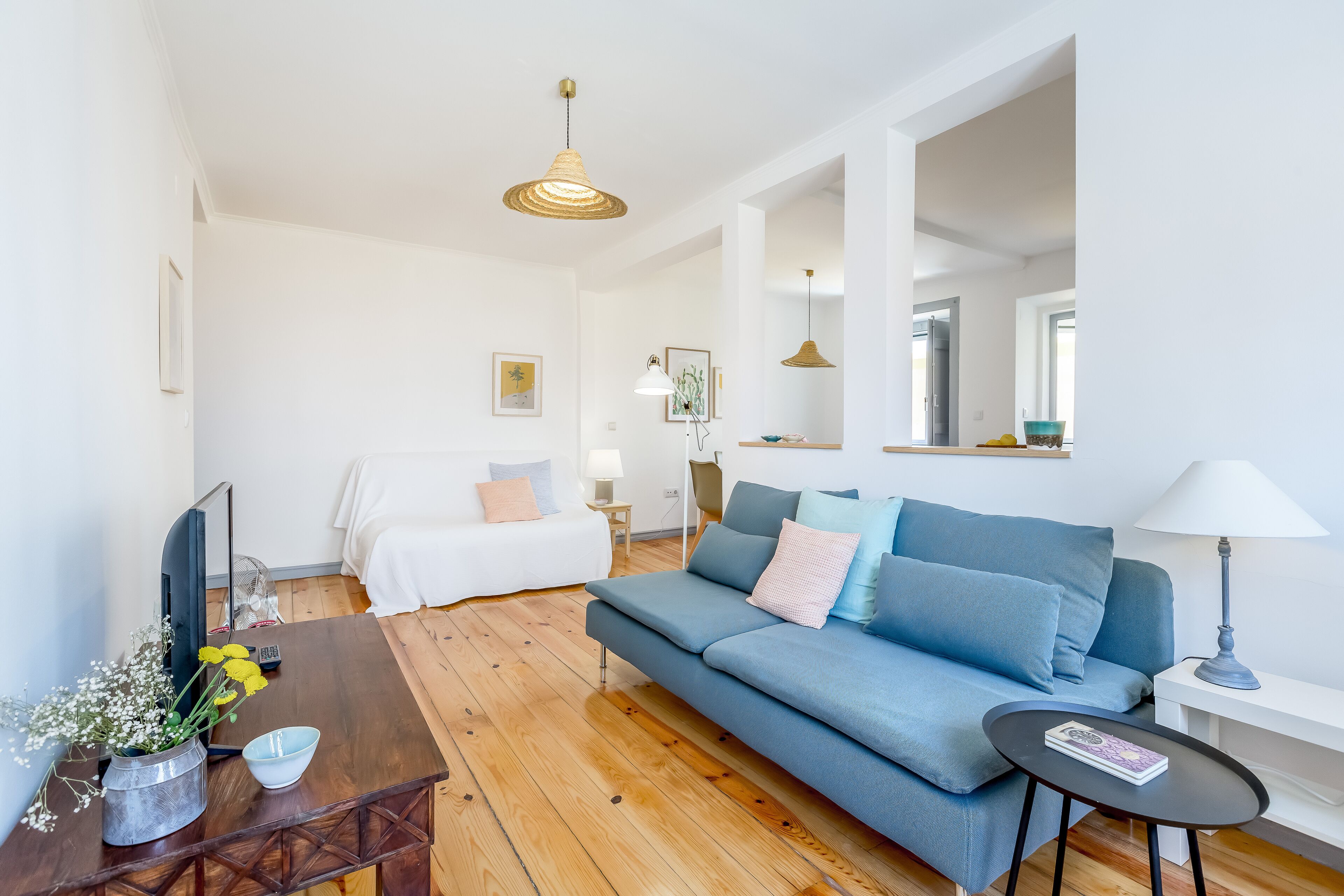 Apartamento, 3 quartos | Área de estar | TV de tela plana
