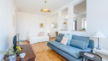 Apartamento, 3 quartos | Área de estar | TV de tela plana