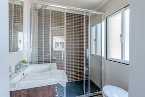 Apartemen, 2 kamar tidur | Kamar mandi | Shower, pengering rambut, handuk, dan sabun
