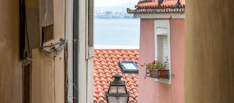 Bright & Spacious Alfama Typical Apartment, By TimeCooler