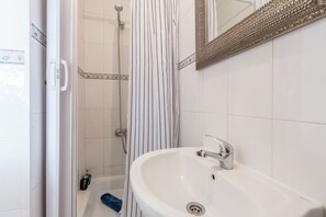 Apartment, 1 Bedroom | Bilik Mandi | Pancuran mandi, pengering rambut, tuala disediakan, sabun 