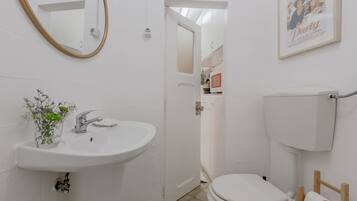 Apartemen, 1 kamar tidur | Kamar mandi | Shower, pengering rambut, kloset, dan handuk