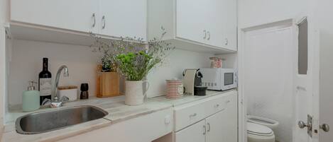 Apartment, 1 Bedroom | Private kitchen | Full-sized fridge, microwave, stovetop, espresso maker