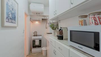 Apartamento, 1 quarto | Cozinha americana privada | Geladeira grande, micro-ondas, cooktop, máquina de café expresso