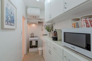 Refrigerador con freezer, microondas, placa de cocina, cafetera expreso