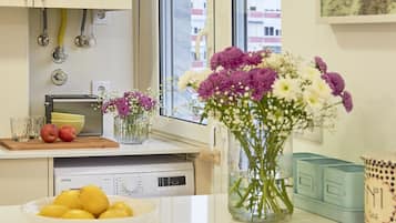 Departamento, 2 habitaciones, balcón | Cocina privada | Refrigerador con congelador, microondas, horno y parrilla de estufa