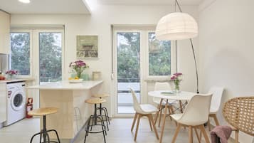 Appartement, 2 slaapkamers, balkon | Woonruimte | Een flatscreentelevisie