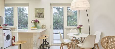 Huoneisto, 2 makuuhuonetta, parveke | Oleskelualue | Taulutelevisio