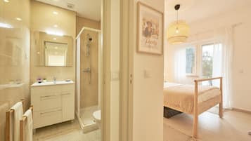 Apartament, 2 dormitoris, balcó | Bany | Dutxa, assecador de cabells, tovalloles i sabó