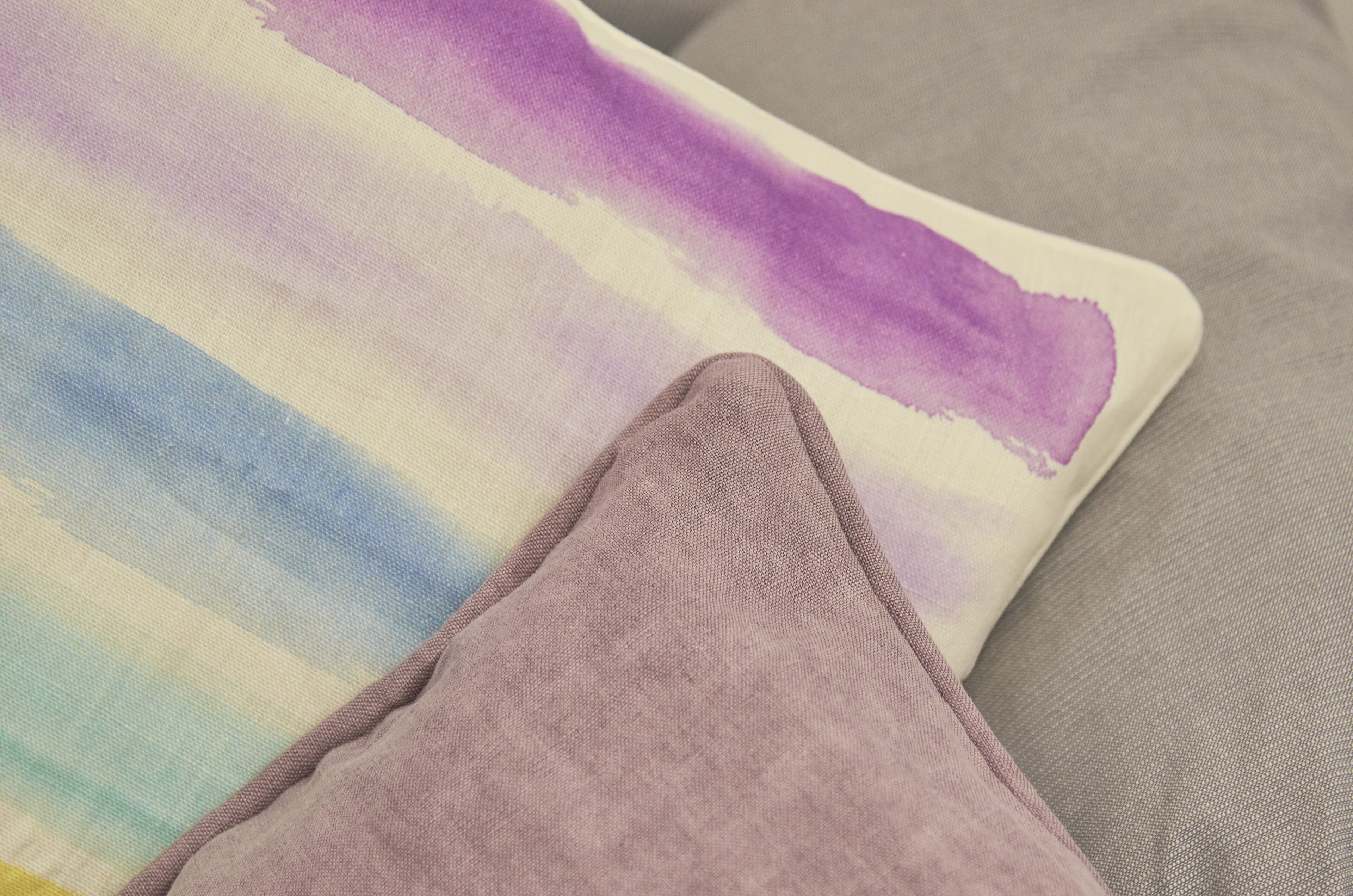 Un gros plan d’un coussin orné d’un motif coloré.