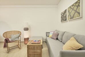 Apartment, 2 Bedrooms, Balcony | Ruang tamu | TV skrin rata 