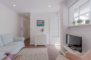 Appartement, 2 chambres, patio | Aire de séjour | Téléviseur à écran plat