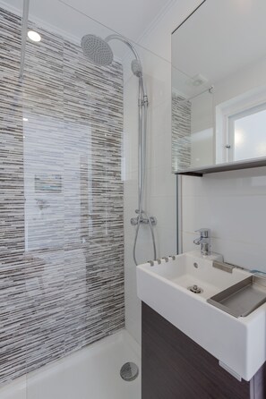 Bathroom sink - Sunny Apartment with Patio, By TimeCooler (Lisbon)