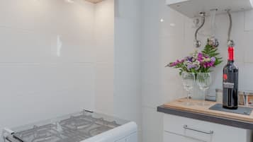 Departamento, 2 habitaciones, patio | Cocina privada | Refrigerador con congelador, parrilla de estufa y cafetera de espresso