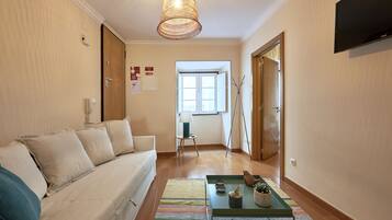 Appartement, 2 slaapkamers | Woonruimte | Een flatscreentelevisie