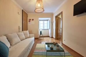 Departamento, 2 habitaciones | Área de sala de estar | Televisión de pantalla plana