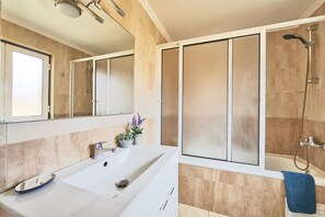 Appartement, 3 slaapkamers, patio | Badkamer | Een bad, een haardroger, handdoeken, zeep