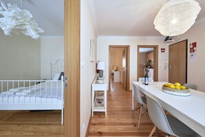 Apartment, 3 Schlafzimmer, Terrasse | 3 Schlafzimmer, Bügeleisen/Bügelbrett, Babybetten, kostenloses WLAN